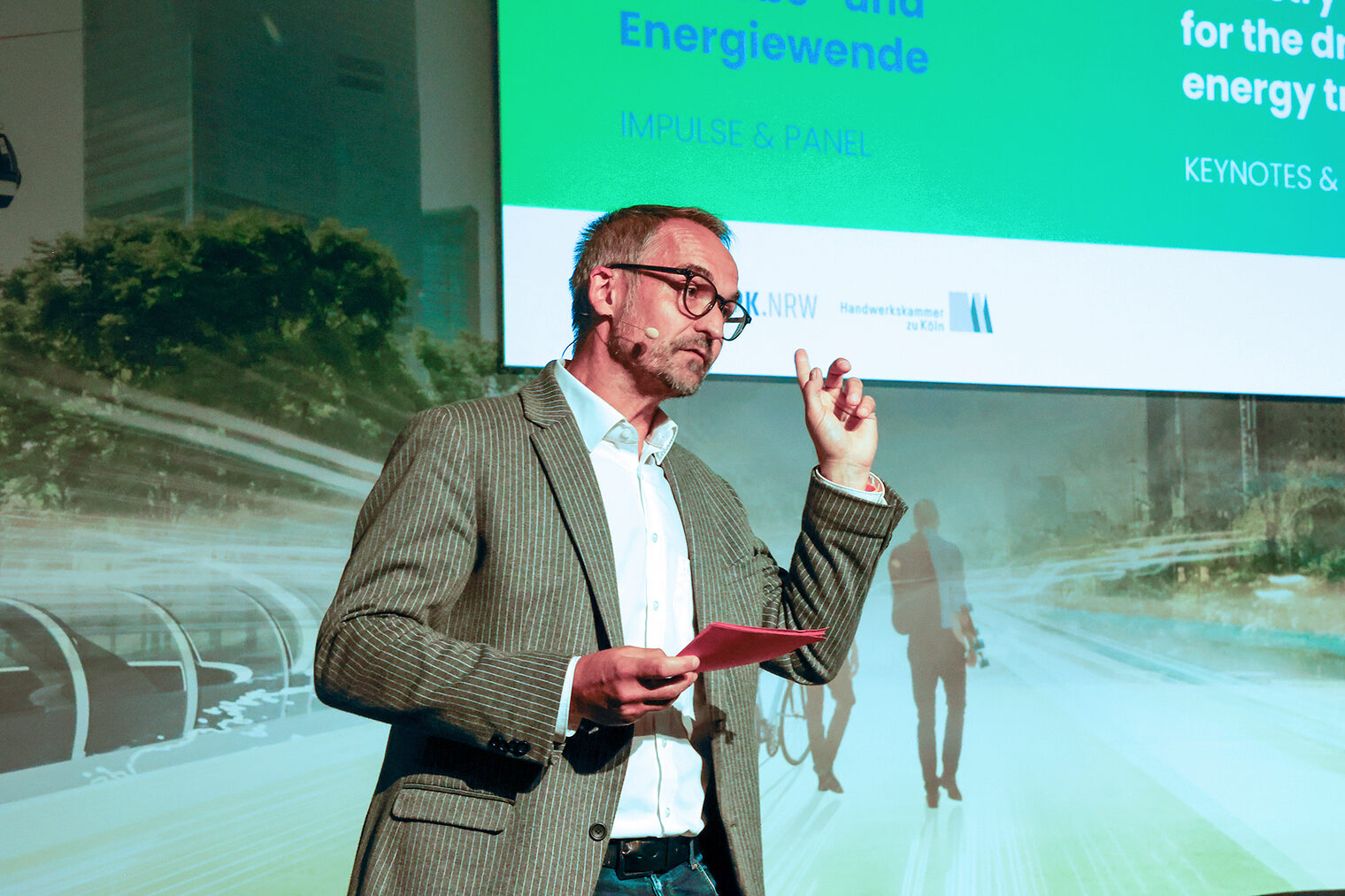 Gregor Schnittker moderierte das Diskussionspanel "Handwerk und Industrie als Ermöglicher der Antriebs- und Energiewende" auf der polisMOBILITY 2024.