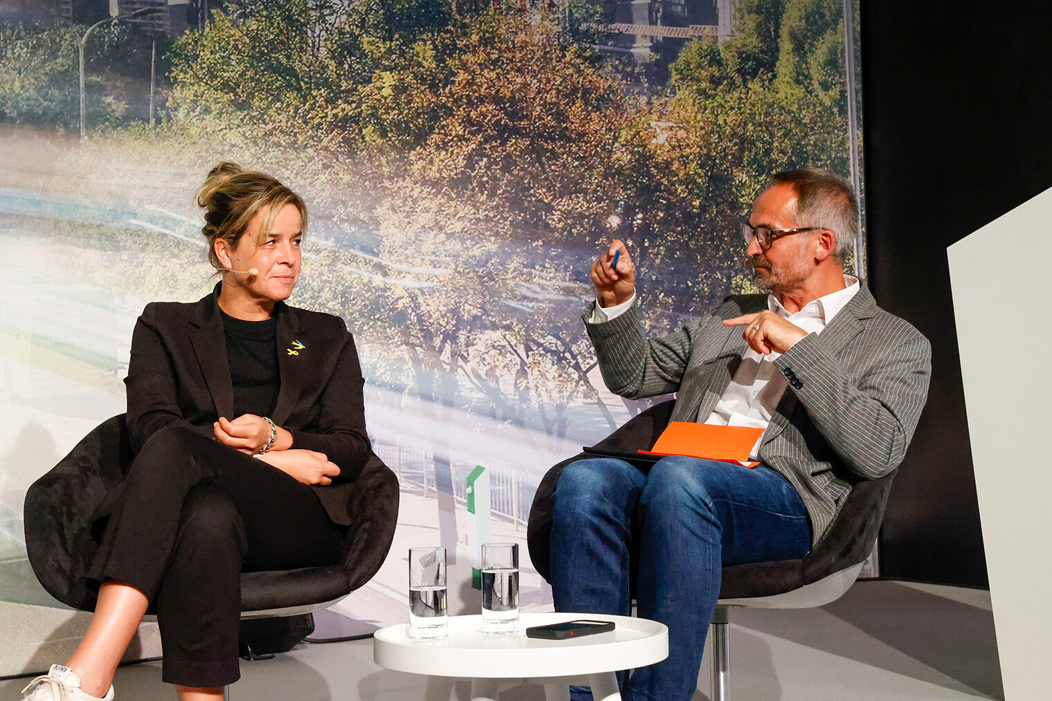 Mona Neubaur, Ministerin für Wirtschaft, Industrie, Klimaschutz und Energie des Landes Nordrhein-Westfalen, im Gespräch mit Moderator Gregor Schnittker (von links).