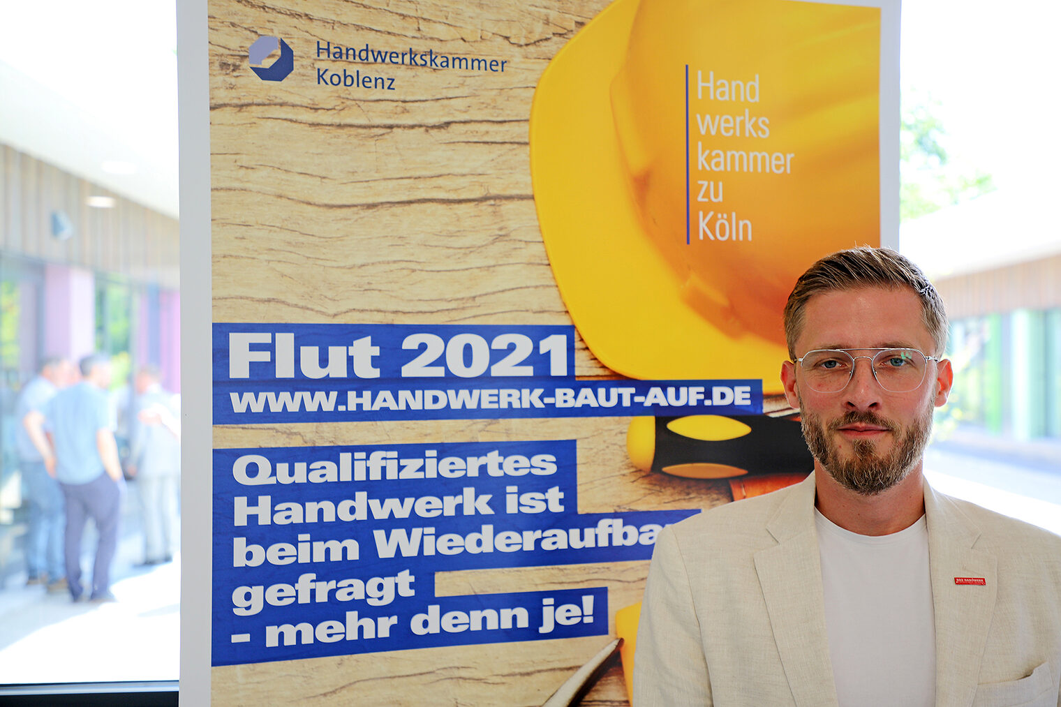 Die Initiative „HANDWERKimWIEDERAUFBAU“ wird bei der Handwerkskammer zu Köln von Marius Siebenhaar koordiniert. Auf www.handwerk-baut-auf.de sind über 1.950 Handwerksbetriebe aus ganz Deutschland registriert. Im vergangenen Jahr wurden ca. 2.800 Webseiten von Handwerksbetrieben über die Plattform aufgerufen.