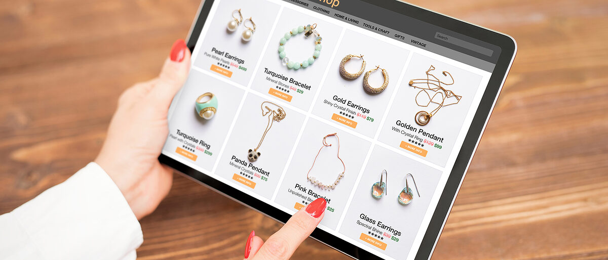 Woman shopping online for custom and hand made jewelry Schlagwort(e): accessories, app, auction, bracelet, browsing, business, buy, bu